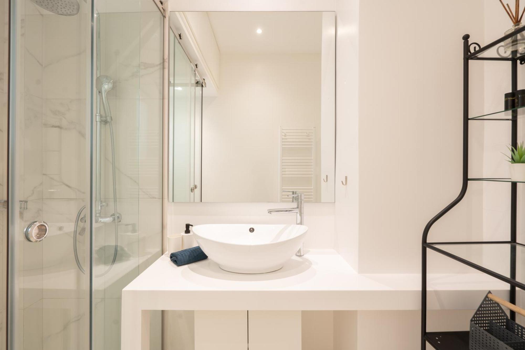 Sophisticated Modern Apt In Athens Center Exteriör bild